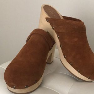 Slightly Worn Gap Clogs